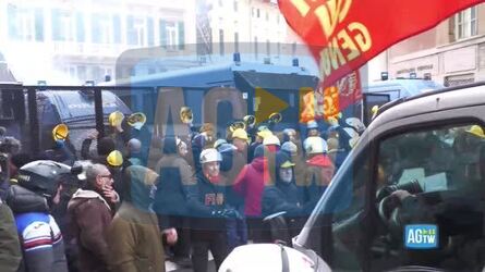 Genova tensioni al corteo ex Ilva uova e fumogeni contro le forze dell ordine divelte le barricate