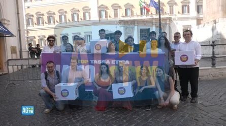 Tassa etica Radicali in piazza con Valentina Nappi &laquo;Gli italiani non voglio bavagli&raquo;