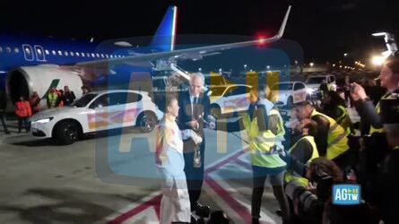 Milano Cortina Paolini con la fiamma olimpica a Fiumicino &laquo;Impegno passione e pace&raquo;