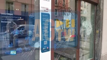 Bologna il giorno dopo gli scontri vetrine sfondate e minacce sui muri