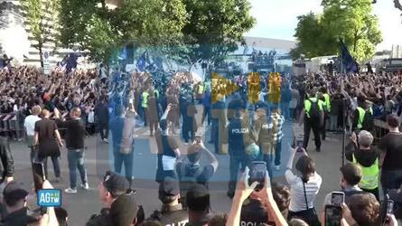 Inter partita la festa scudetto il pullman lascia San Siro tra due ali di tifosi