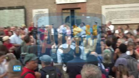 Bologna la sorella di Fakir sviene durante il presidio per il fratello