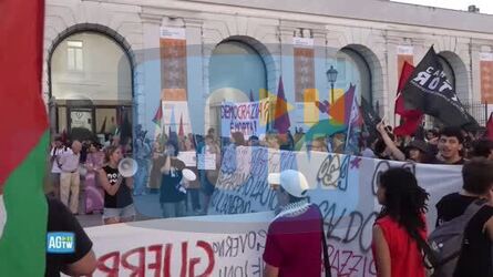 &laquo;Meloni a testa in gi&ugrave; ci piaci di pi&ugrave;&raquo; cori e immagini della protesta a Bari