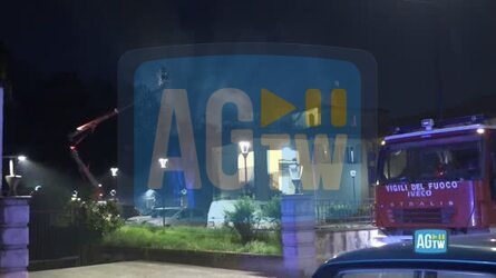 Milano a fuoco Villa Sioli a Senago &laquo;Sul tetto vengono a farsi i selfie&raquo;