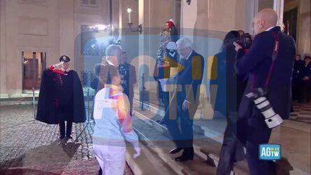 Milano Cortina la fiamma olimpica consegnata a Mattarella al Quirinale