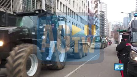 Mercosur a Milano la protesta degli agricoltori contro l accordo commerciale &laquo;Non vogliamo mance dalla Ue&raquo;