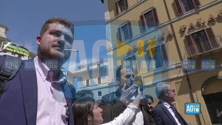 Roma esponenti di Radicali e Europa fumano cannabis di fronte a Montecitorio