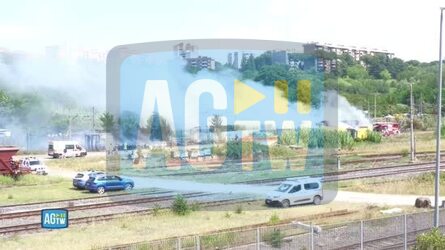 Roma vasto incendio a Fidene nube di fumo nero invade la ferrovia