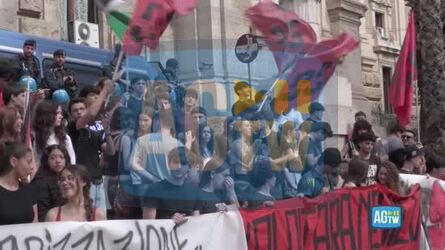 Sciopero della scuola la protesta degli studenti al ministero &laquo;Mettete dei fiori nei vostri fucili&raquo;