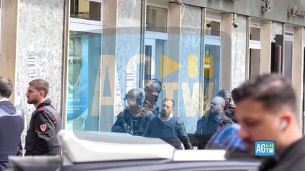 Napoli rapina in banca al Vomero. Il momento della liberazione degli ostaggi