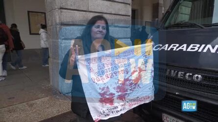 La Scala attivista pro Pal si piazza sotto il teatro con la bandiera palestinese