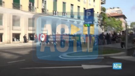 Milano scontri al corteo antagonista la polizia risponde con idranti e lacrimogeni. Spintonati i giornalisti