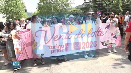 Torino Pride il corteo arcobaleno parte dal Valentino in testa Vladimir Luxuria e il sindaco Lo Russo