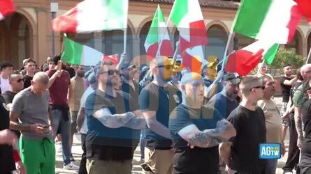 Bologna corteo antagonista contro il presidio di estrema destra in Piazza della Pace