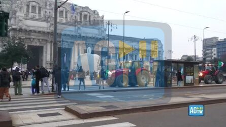 Agricoltori in protesta contro il Mercosur l invasione di trattori a Milano versati litri di latte per strada