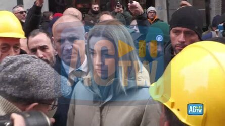 Genova la sindaca Salis parla con gli operai dopo i tafferugli &laquo;Domani andremo a Roma&raquo;