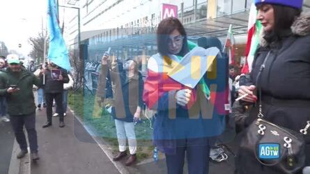 Iran manifestanti a Milano bruciano foto di Khamenei e si accendono una sigaretta