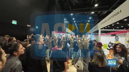 Pi&ugrave; libri pi&ugrave; liberi sciopero di met&agrave; degli stand contro Passaggio al bosco. Corteo al grido &laquo;Fuori i fascisti dalla fiera&raquo;