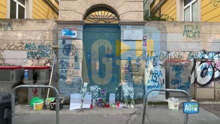 La Spezia davanti scuola fiori scritte e lumini per Abu