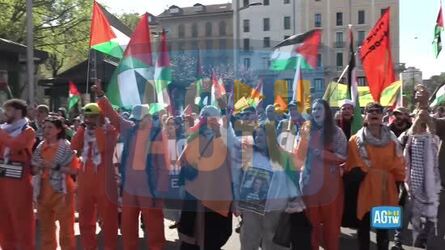 Milano corteo pro Palestina con tute arancioni e manette contro la pena di morte in Israele