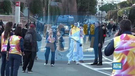 Fiamma olimpica Achille Lauro tedoforo al Colosseo attorniato dai fan