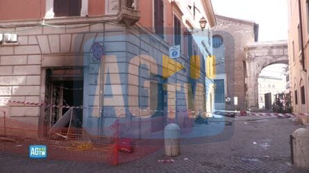 Roma a fuoco un negozio di telefonia da due giorni colpa delle batterie