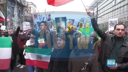 Iran la manifestazione a Milano bandiera israeliana e dito medio contro il consolato