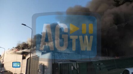 Milano incendio nel deposito BRT fiamme sui capannoni ed esplosioni tra i camion in sosta