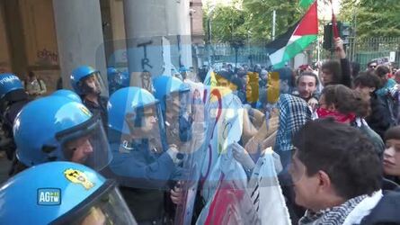 Torino tensioni al corteo pro Palestina spintoni con le forze dell ��ordine poi l ��ingresso in piazza Castello