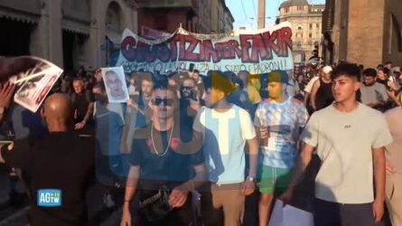 Bologna scontri davanti alla prefettura dopo il presidio per Fakir