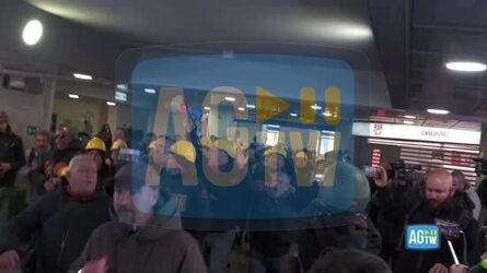 Genova operai Ilva invadono Genova Brignole. Bloccato il traffico ferroviario