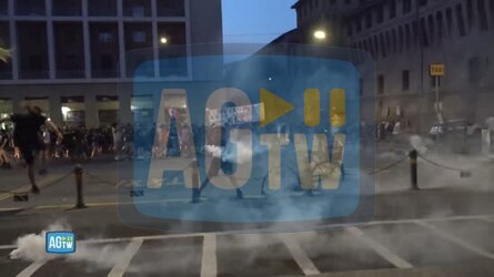Bologna gli scontri proseguono transenne e bici usate come barriere