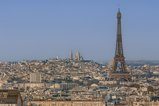 FRANCE. PARIS 75 7TH ARRONDISSEMENT. AERIAL VIEW OF THE EIFFEL TOWER. IN THE BACKGROUND MONTMARTRE HILL AND THE BASILICA OF THE SACRE C UR