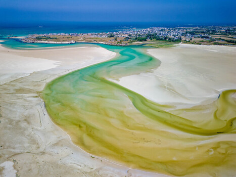 FRANCE. BRITTANY. FINISTERE 29 PLOUESCAT. AERIAL VIEW OF KERNIC BAY IN THE HEART OF THE COTE DES SABLES