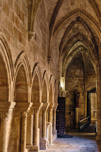 Plasencia Spain 03 December 2025 View of the Gothic cloister of the Catedral Nueva de Plasencia featuring stone arches vaulted ceilings and a religious statue. Plasencia Spain 03 December 2025 View of the Gothic cloister of the Catedral Nueva de Plasencia featuring stone arches vaulted ceilings and a religious statue.
