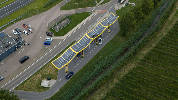 Krabbendijke Zeeland Netherlands 28 June 2026 Aerial view of the Voetpomp solar charging station with electric vehicles parked underneath surrounded by a road and green agricultural fields. Krabbendijke Zeeland Netherlands 28 June 2026 Aerial view of the Voetpomp solar charging station with electric vehicles parked underneath surrounded by a road and green agricultural fields.