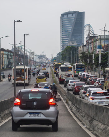 Rio de Janeiro Brazil 15 May 2026 View of heavy traffic congestion with cars buses and motorcycles on a city avenue with a modern skyscraper and Ferris wheel in the background. Rio de Janeiro Brazil 15 May 2026 View of heavy traffic congestion with cars buses and motorcycles on a city avenue with a modern skyscraper and Ferris wheel in the background.