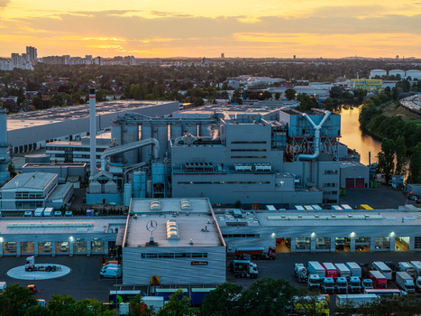 Berlin Germany 04 September 2026 Aerial view of the BTB power plant featuring industrial buildings storage tanks and a chimney set against a sunset sky with the Spree river nearby. Berlin Germany 04 September 2026 Aerial view of the BTB power plant featuring industrial buildings storage tanks and a chimney set against a sunset sky with the Spree river nearby.