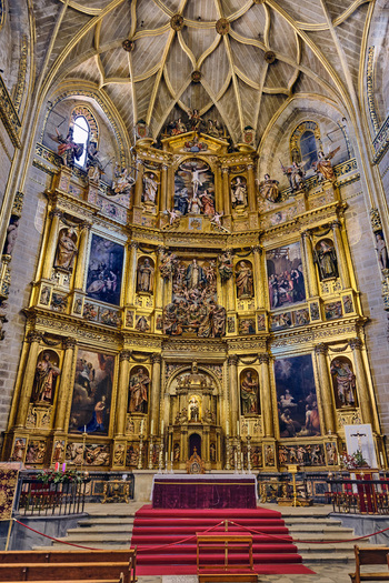 Plasencia Spain 03 December 2025 View of the ornate golden altarpiece and vaulted ceiling inside the Catedral Nueva de Plasencia. Plasencia Spain 03 December 2025 View of the ornate golden altarpiece and vaulted ceiling inside the Catedral Nueva de Plasencia.