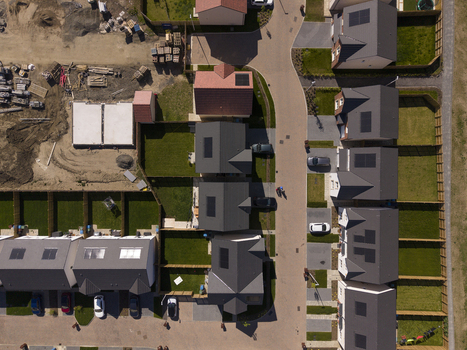 Linlithgow United Kingdom 29 April 2026 Aerial view of a modern residential housing development with solar panels on rooftops and an active construction site. Linlithgow United Kingdom 29 April 2026 Aerial view of a modern residential housing development with solar panels on rooftops and an active construction site.