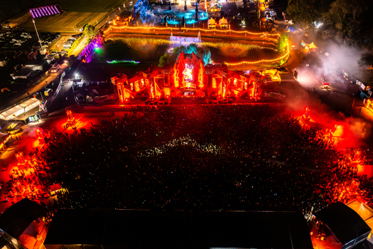 Herzogenaurach Germany 27 July 2025 Aerial view of the Open Beatz Festival featuring a massive illuminated main stage a large crowd of people and glowing water fountains at night. Herzogenaurach Germany 27 July 2025 Aerial view of the Open Beatz Festival featuring a massive illuminated main stage a large crowd of people and glowing water fountains at night.