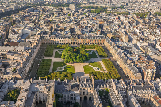 FRANCE. PARIS 75 AERIAL VIEW OF THE MARAIS DISTRICT 3RD AND 4TH ARRONDISSEMENTS. CHARACTERISED BY ITS DISTINCTIVE ARCHITECTURE AND ROMANTIC PARK THE PLACE DES VOSGES IS THE CAPITAL S OLDEST SQUARE.