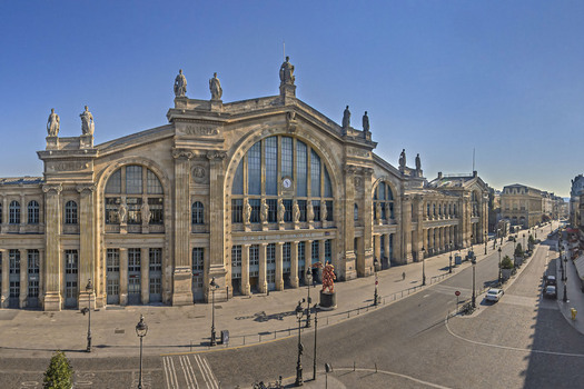 FRANCE. PARIS 75. AERIAL VIEW OF WEST PARIS WITH THE SEINE GRAND PALAIS PETIT PALAIS AND AVENUE DES CHAMPS ELYSEES.