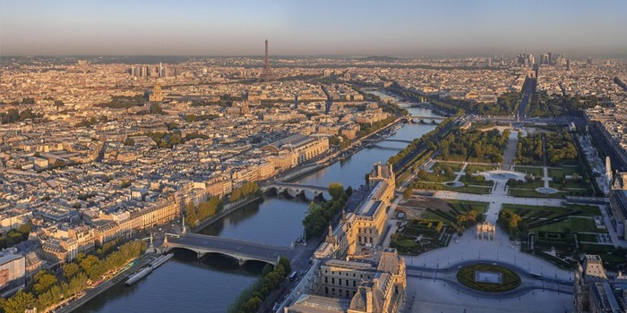 FRANCE. PARIS 75 1ST ARRONDISSEMENT. AERIAL VIEW OF THE SEINE RIVER AND THE TUILERIES GARDENS