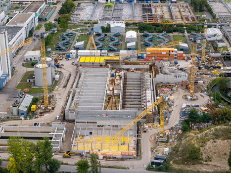 Aerial view of Klarwerk Ruhleben wastewater treatment plant under construction with multiple cranes concrete basins and industrial infrastructure in Berlin Berlin Germany.