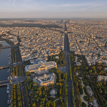 FRANCE. PARIS 75 AN AERIAL VIEW OF WEST PARIS SHOWING THE AXE ROYAL FLANKED BY THE GARDENS AND THE AVENUE DES CHAMPS ELYSEES. IN THE FOREGROUND THE PETIT PALAIS AND THE GRAND PALAIS