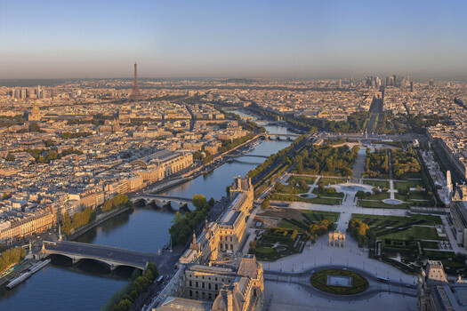 FRANCE. PARIS 75 1ST ARRONDISSEMENT. AERIAL VIEW OF THE SEINE RIVER AND THE TUILERIES GARDENS
