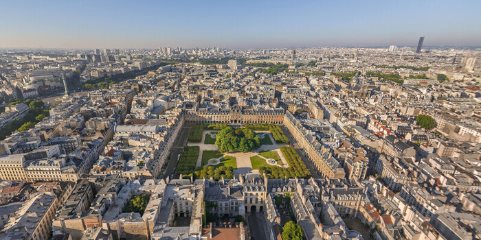 FRANCE. PARIS 75 AERIAL VIEW OF THE MARAIS DISTRICT 3RD AND 4TH ARRONDISSEMENTS. CHARACTERISED BY ITS DISTINCTIVE ARCHITECTURE AND ROMANTIC PARK THE PLACE DES VOSGES IS THE CAPITAL S OLDEST SQUARE.
