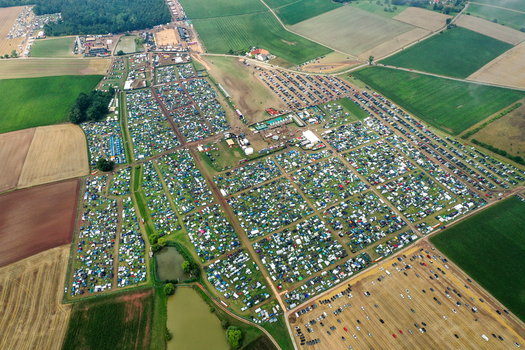 Herzogenaurach Germany 27 July 2025 Aerial view of the Open Beatz Festival campsite featuring thousands of tents and parked cars surrounded by vast agricultural fields and rural landscape. Herzogenaurach Germany 27 July 2025 Aerial view of the Open Beatz Festival campsite featuring thousands of tents and parked cars surrounded by vast agricultural fields and rural landscape.