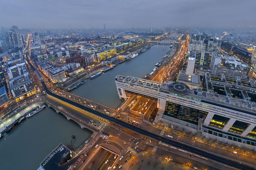 FRANCE. PARIS 75 BERCY. AERIAL VIEW OF THE MINISTRY OF FINANCE AND ECONOMY ON THE SEINE WITH TRAFFIC CROSSING THE PONT DE BERCY.